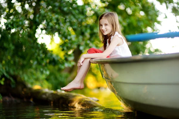 Mädchen hat Spaß in einem Boot am Fluss — Stockfoto
