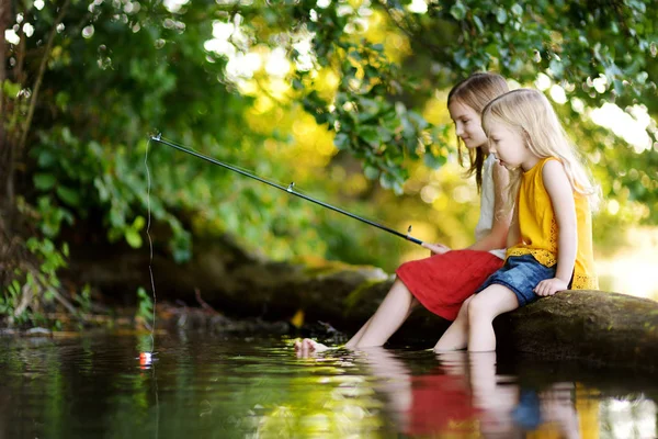 Küçük kızlar eğleniyor bir nehir tarafından — Stok fotoğraf