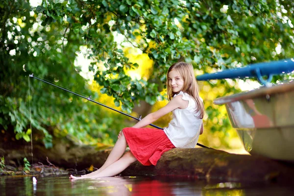 Bonito menina pesca — Fotografia de Stock