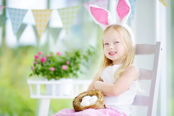 Meisje dragen bunny oren spelen eieren — Stockfoto