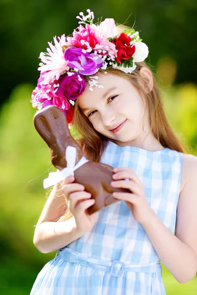 Meisje met chocolade Pasen konijn — Stockfoto
