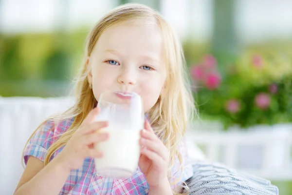 Lilla flickan dricka färsk ekologisk mjölk — Stockfoto