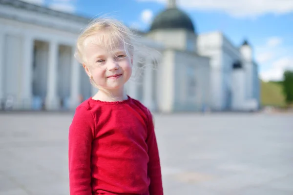 Dois bonito menina sightseeing em Vilnius — Fotografia de Stock