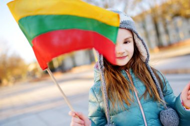 Kız holding üç renkli Litvanya bayrağı