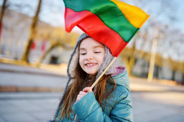 Kız holding üç renkli Litvanya bayrağı — Stok fotoğraf