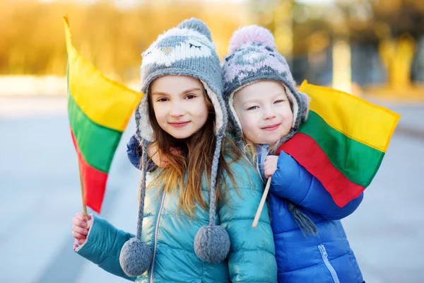 Irmãs celebrando o Dia da Lituânia — Fotografia de Stock