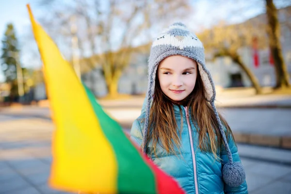 Niña sosteniendo bandera tricolor lituana —  Fotos de Stock