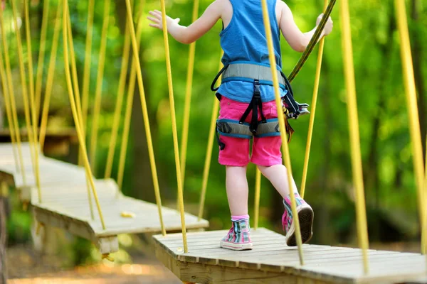 Fille dans le parc d'aventure escalade — Photo