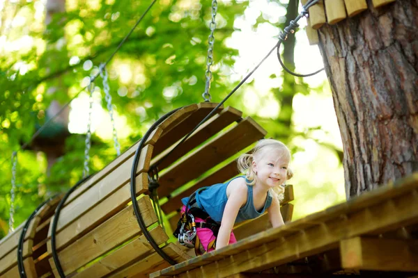 Fille dans le parc d'aventure escalade — Photo