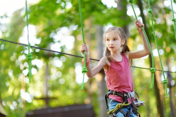 Fille escalade dans le parc d'aventure — Photo