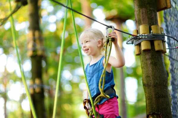 Ragazza in arrampicata parco avventura — Foto Stock