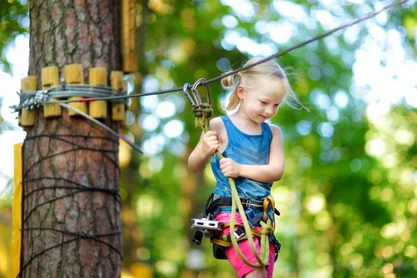 Menina no parque de aventura — Fotografia de Stock