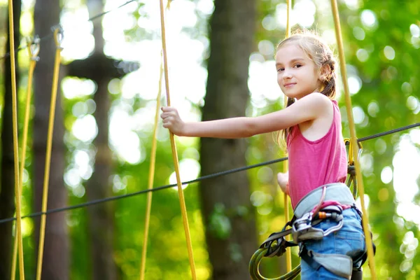 Girl climbing in adventure park — Stock Photo, Image