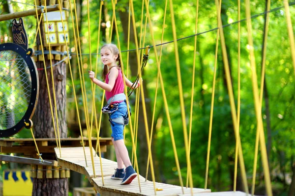 女孩爬在冒险公园 — 图库照片