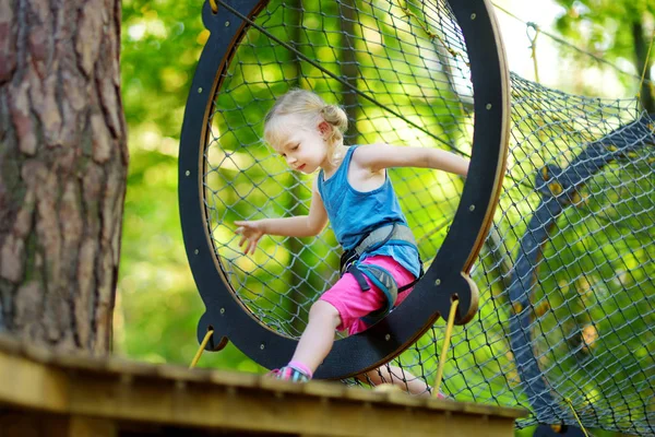 Ragazza in arrampicata parco avventura — Foto Stock