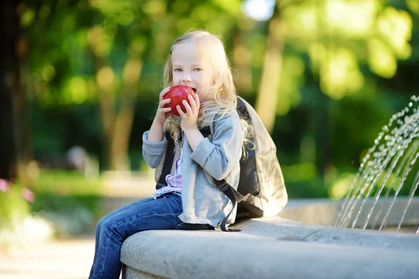 Pequena estudante com maçã — Fotografia de Stock