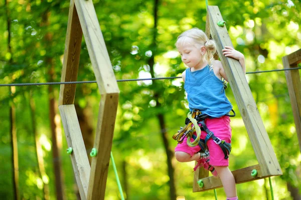 Macera Parkı tırmanma içinde kız 