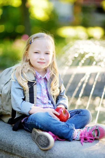 Маленька школярка з яблуком — стокове фото