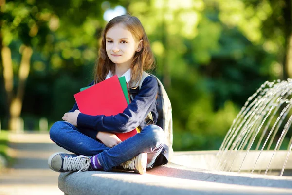 Μικρή μαθήτρια με βιβλία — Φωτογραφία Αρχείου