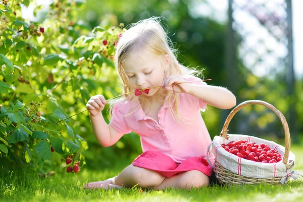 Gadis makan buah berry segar — Stok Foto