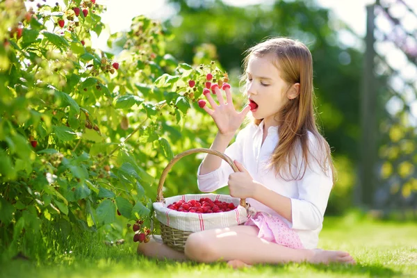 Menina comendo frutas frescas — Fotografia de Stock