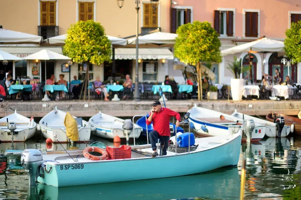 Desenzano del Garda 'da teknedeki balıkçı. — Stok fotoğraf