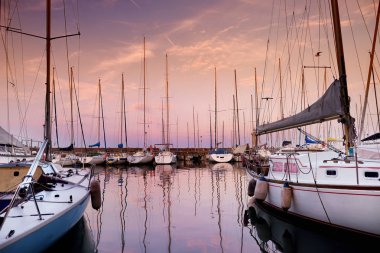 Küçük yat limanında