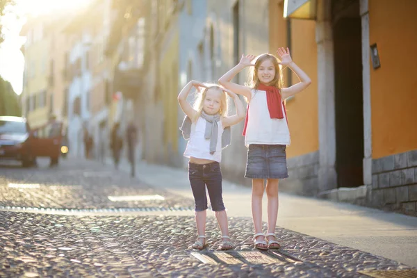 Hermanas teniendo fu — Foto de Stock