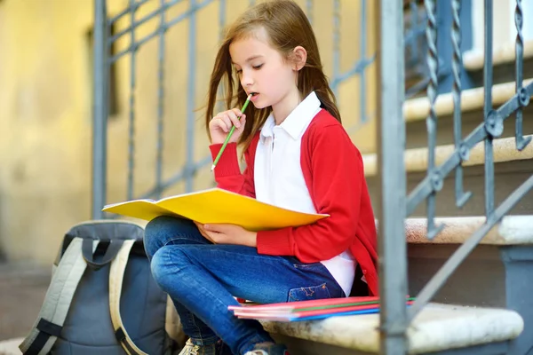 Schoolgirl studying outdoors — Stock Photo, Image