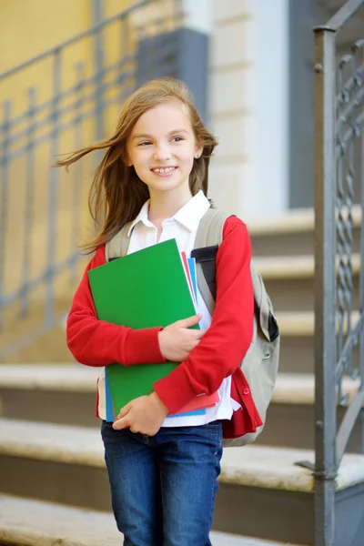 Schoolmeisje studeren buiten — Stockfoto