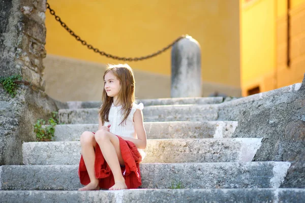 Κοπέλα καθόταν στα σκαλοπάτια — Φωτογραφία Αρχείου