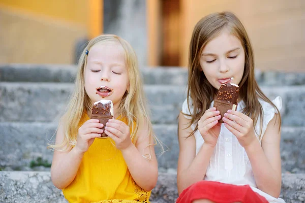 Eszik fagylaltot nővérek — Stock Fotó