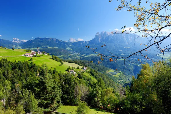 Pequena aldeia alpina — Fotografia de Stock