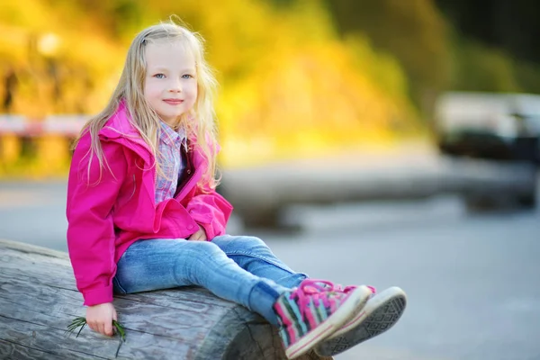 Mädchen trägt lila Jacke — Stockfoto
