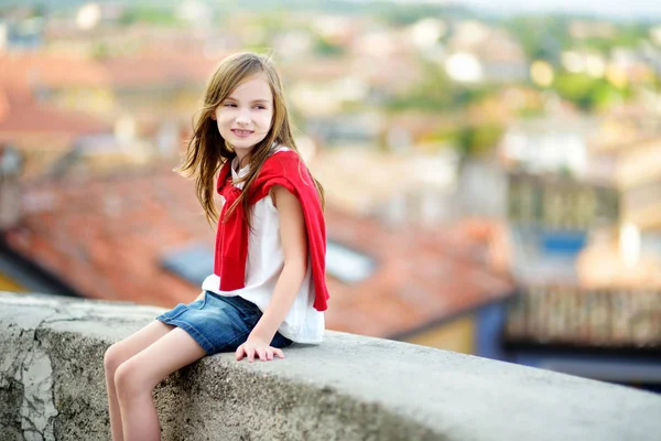 Adorable girl in Desenzano del Garda — Stok fotoğraf