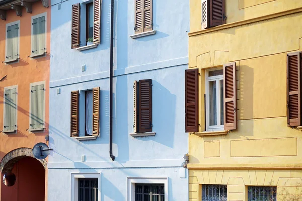 Facciate colorate di case mediterranee — Foto Stock