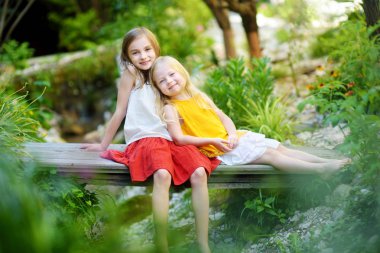 gülüyor ve sarılma kız 