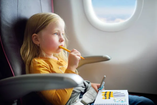 Menina viajando de avião — Fotografia de Stock