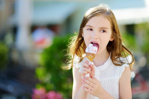 Fille manger de la crème glacée fraîche — Photo