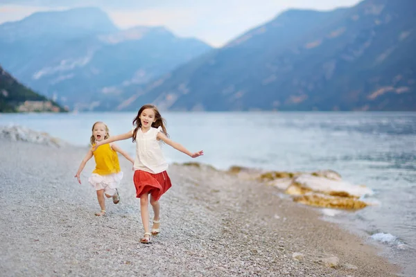 Sœurs s'amuser sur la plage — Photo