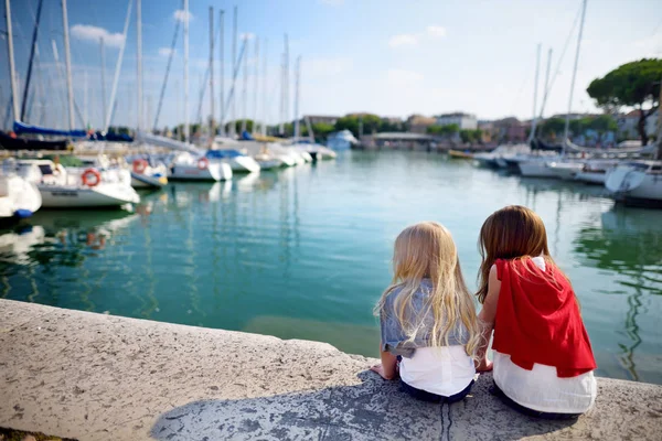 Сёстры смотрят маленькие яхты — стоковое фото