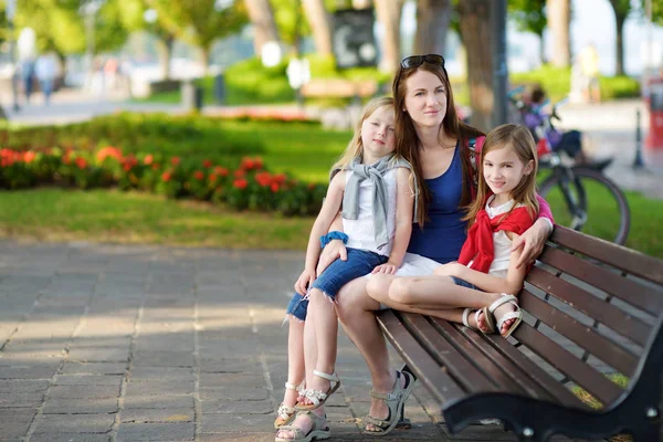 Madre e sorelline — Foto Stock