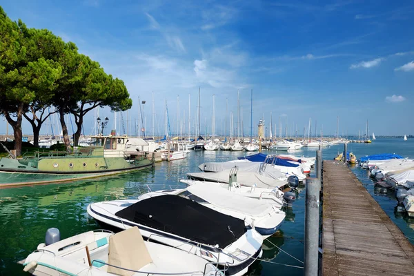 Kleine Yachten im Hafen — Stockfoto