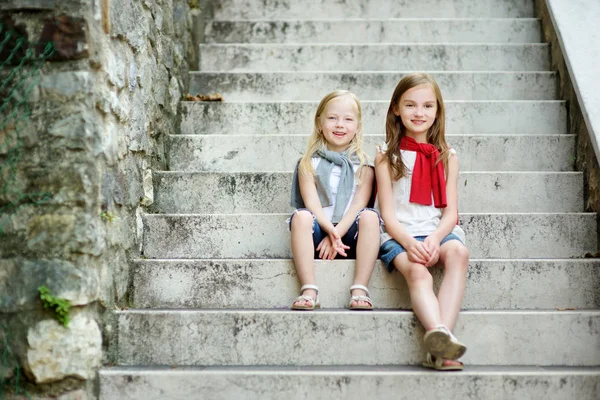 Little sisters skrattar — Stockfoto