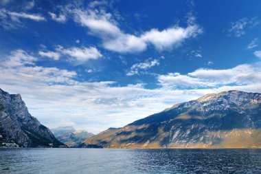 Güzel Garda Gölü kıyısında