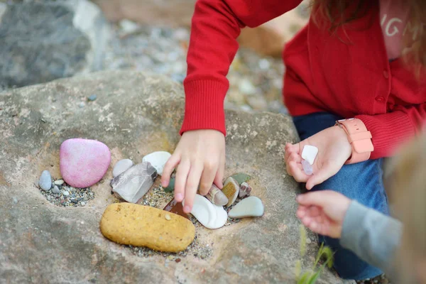 Zusters mooie stenen verzamelen — Stockfoto