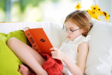 kitap okuma gözlük takan kız
