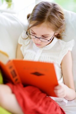 kız kitap okuyor.