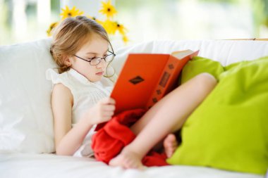 kitap okuma gözlük takan kız