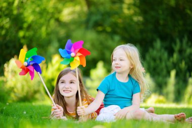 renkli oyuncak pinwheels tutan kızlar